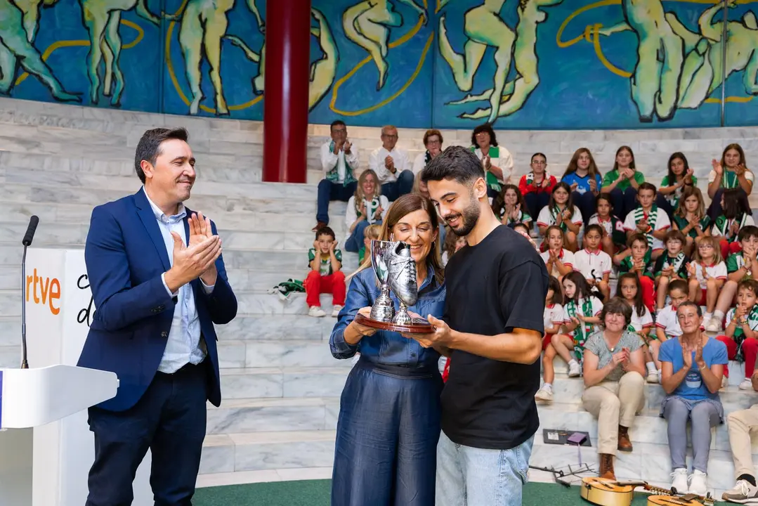 La presidenta de Cantabria, María José Sáenz de Buruaga, entrega a Andrés Martín el premio Chisco