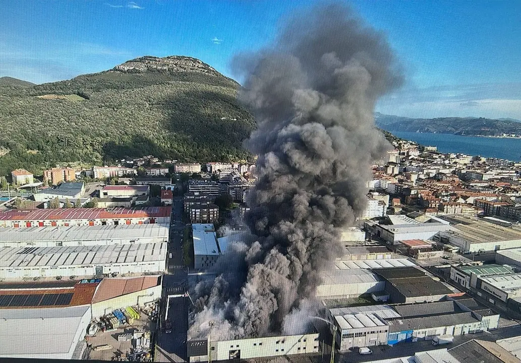 Extinguido el incendio que calcinó Conservas Crespo en Santoña