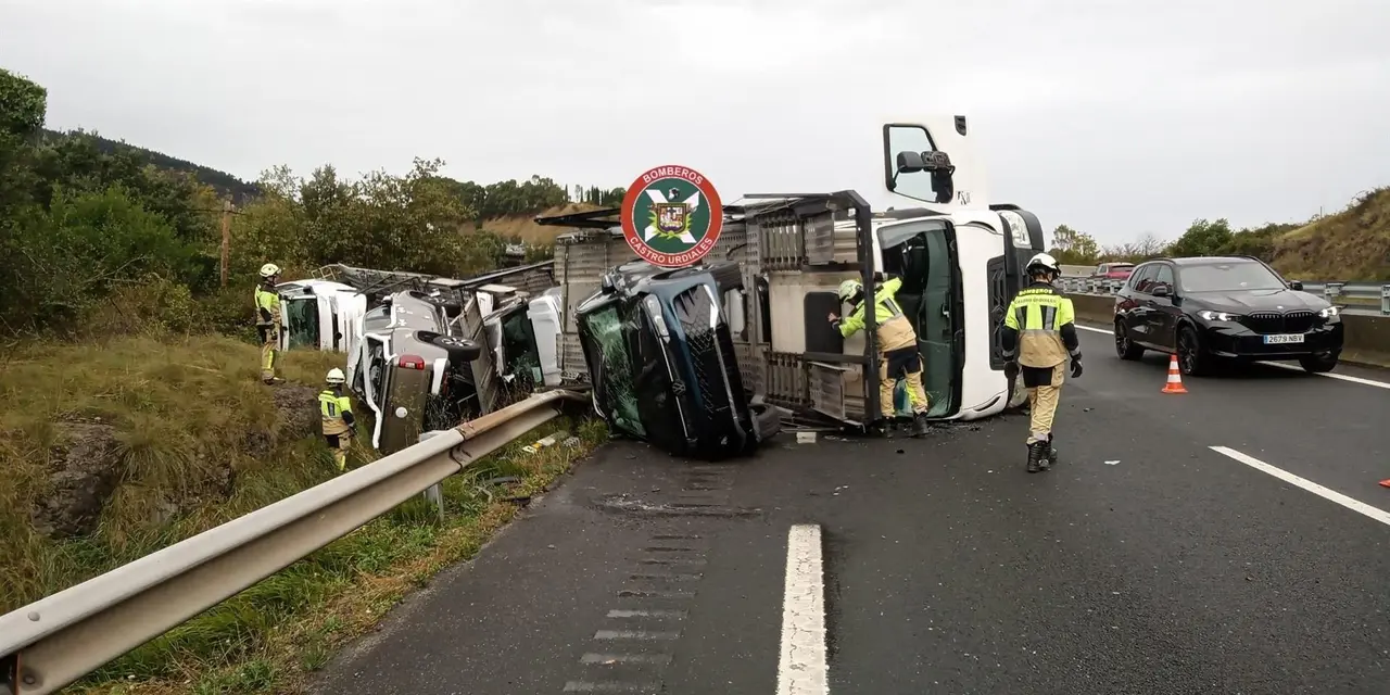 Camión volcado en la A-8