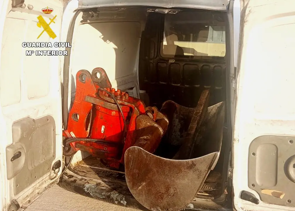 Cazo de retroexcavadora recuperado