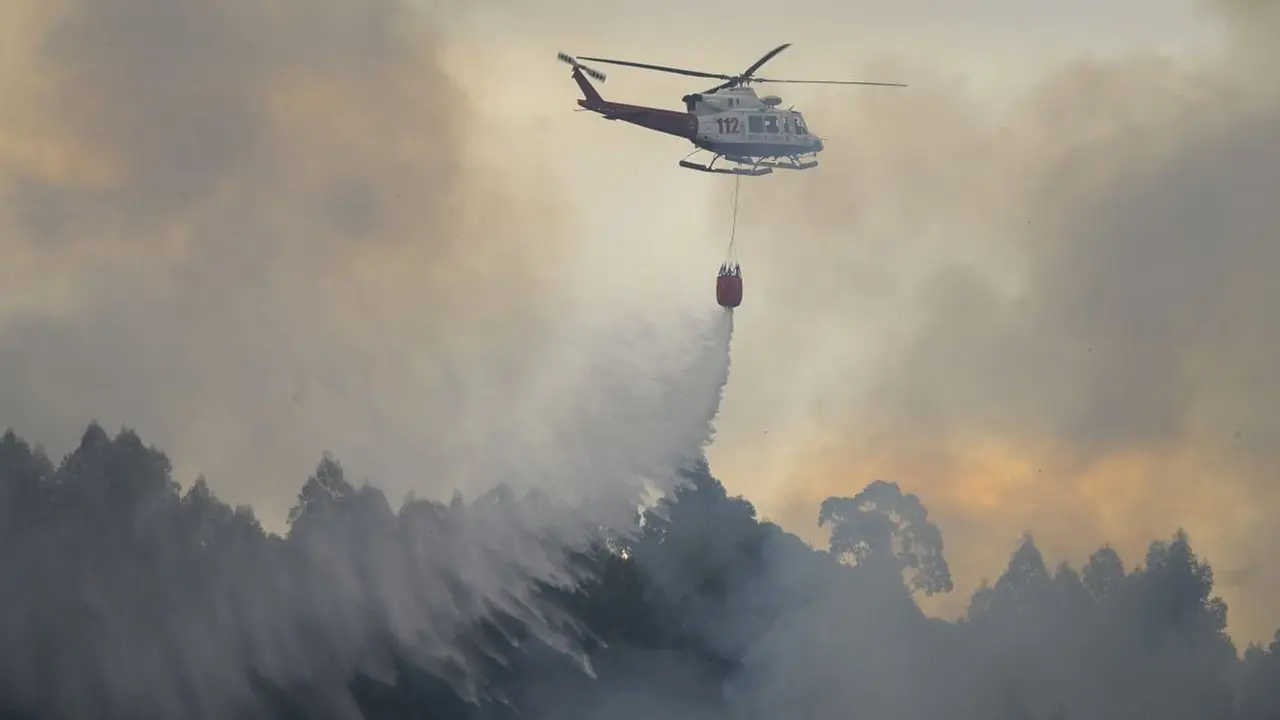 Helicóptero del 112 interviene en la extinción de un incendio en Cantabria