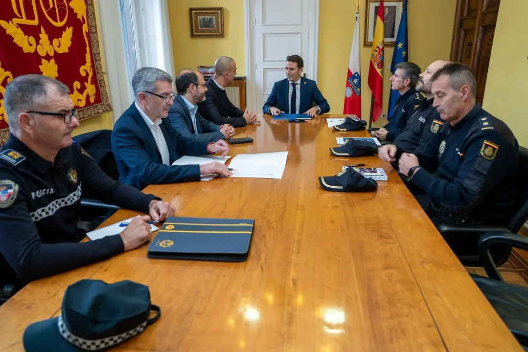 La Policía Nacional busca a dos de los autores de los atracos en un bar y una gasolinera de Torrelavega