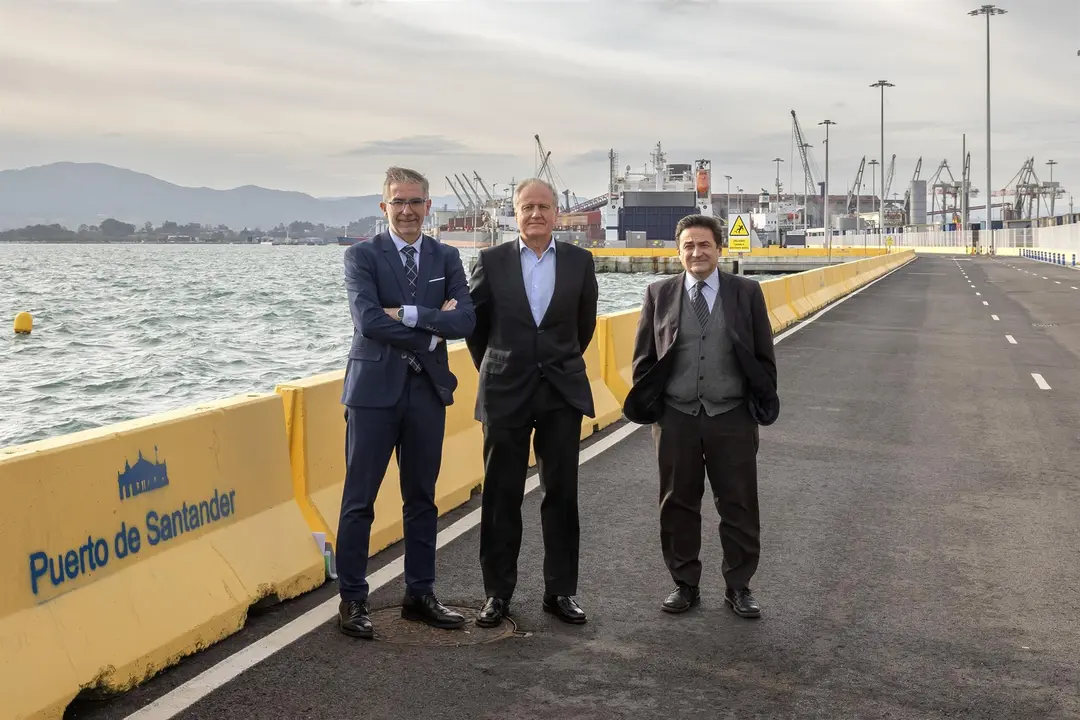 El presidente de la Autoridad Portuaria de Santander, César Díaz, el vicepresidente del Puerto y consejero de Industria, Eduardo Arasti, y el director de la APS, Santiago Díaz