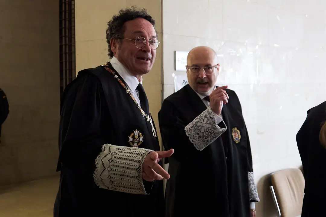 El fiscal general del Estado, Álvaro García Ortiz (i), durante el acto toma posesión de Jesús Dacio Arteaga (d) como fiscal superior de la Fiscalía de Cantabria, en los juzgados de Las Salesas