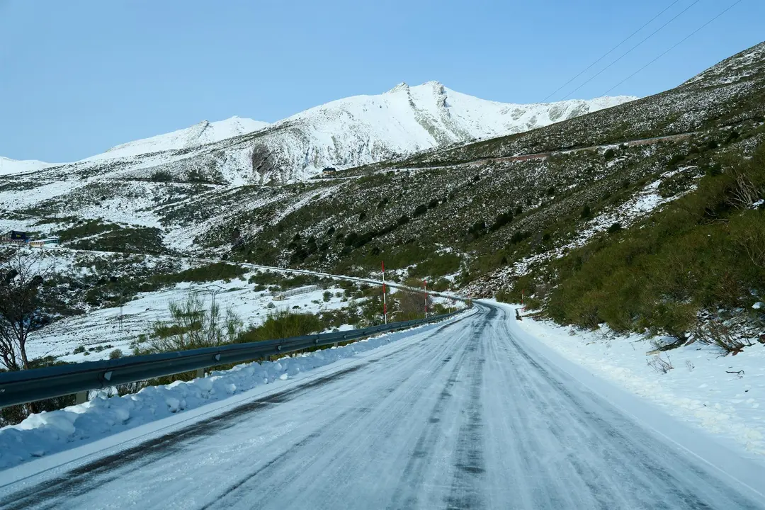 Una carretera nevada en Cantabria