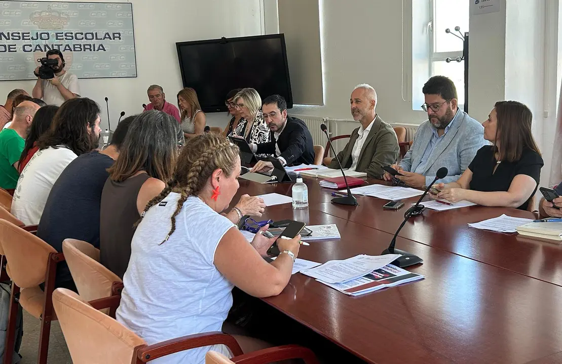 El consejero de Educación, Formación Profesional y Universidades, Sergio Silva, con la Junta Docente