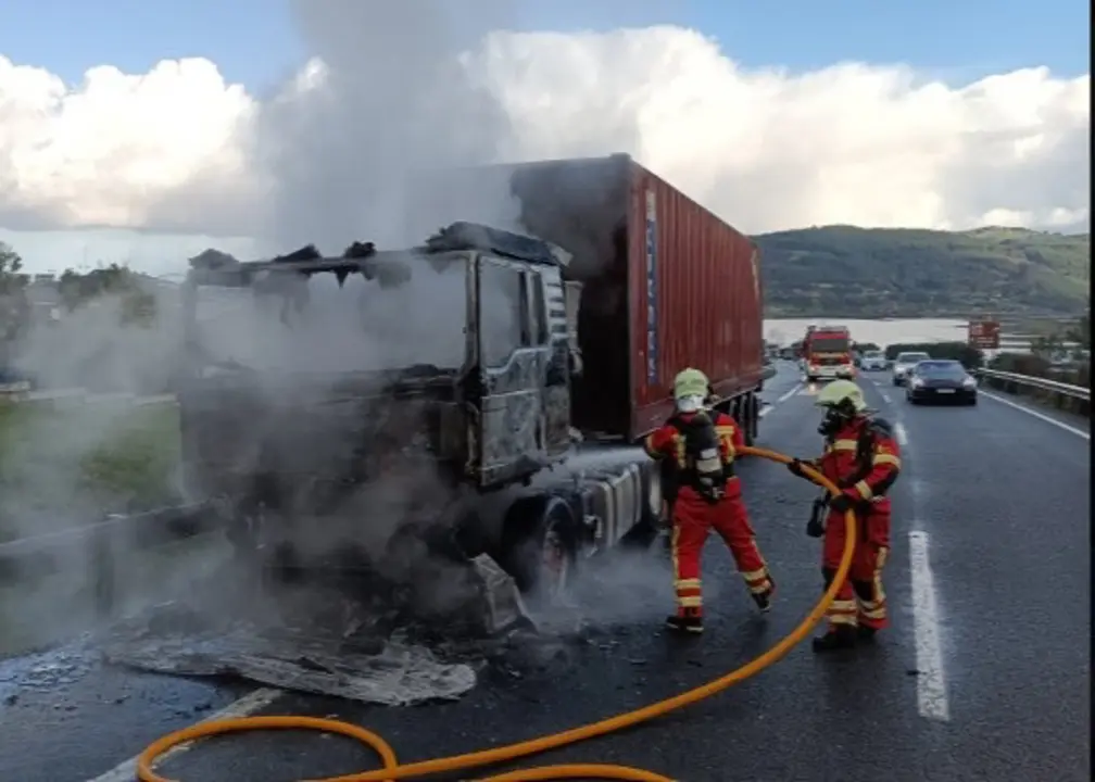 Un camión sufre un accidente y se incendia en la A-8 a la altura de Bárcena de Cicero