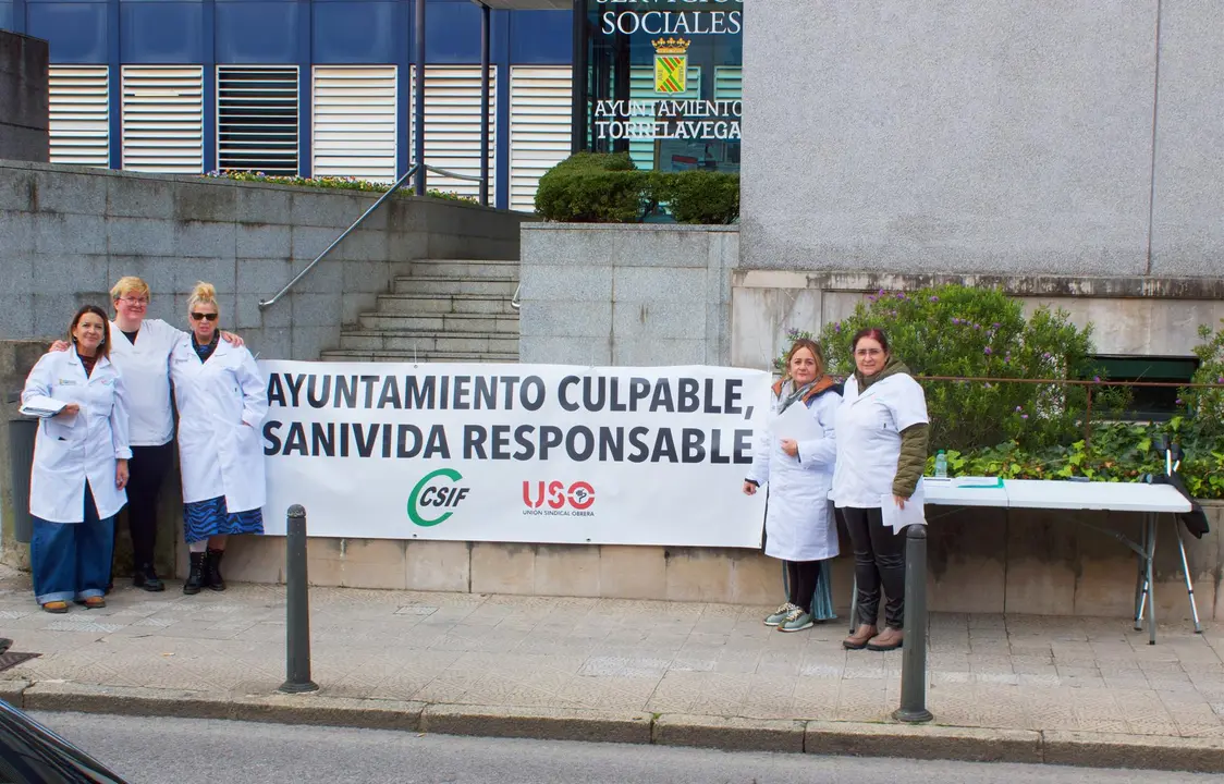 Trabajadoras de Ayuda a Domicilio de Torrelavega reparten pasquines para denunciar condiciones laborales %22precarias%22