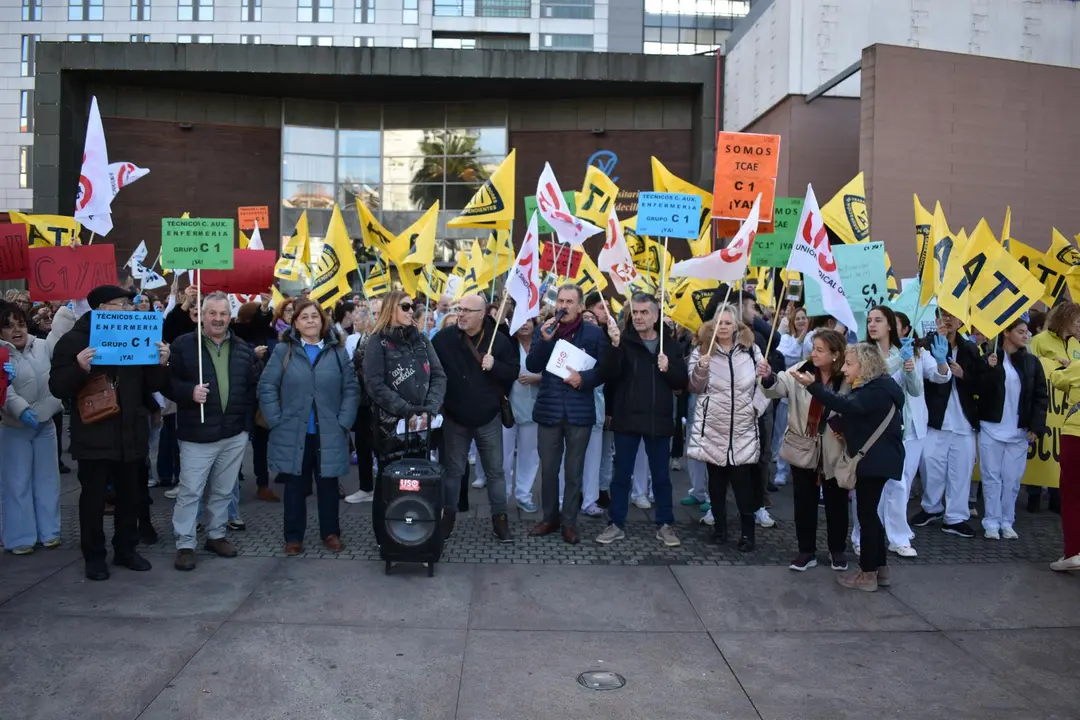 Técnicos en Cuidados Auxiliares de Enfermería se concentran en Valdecilla para exigir su reclasificación