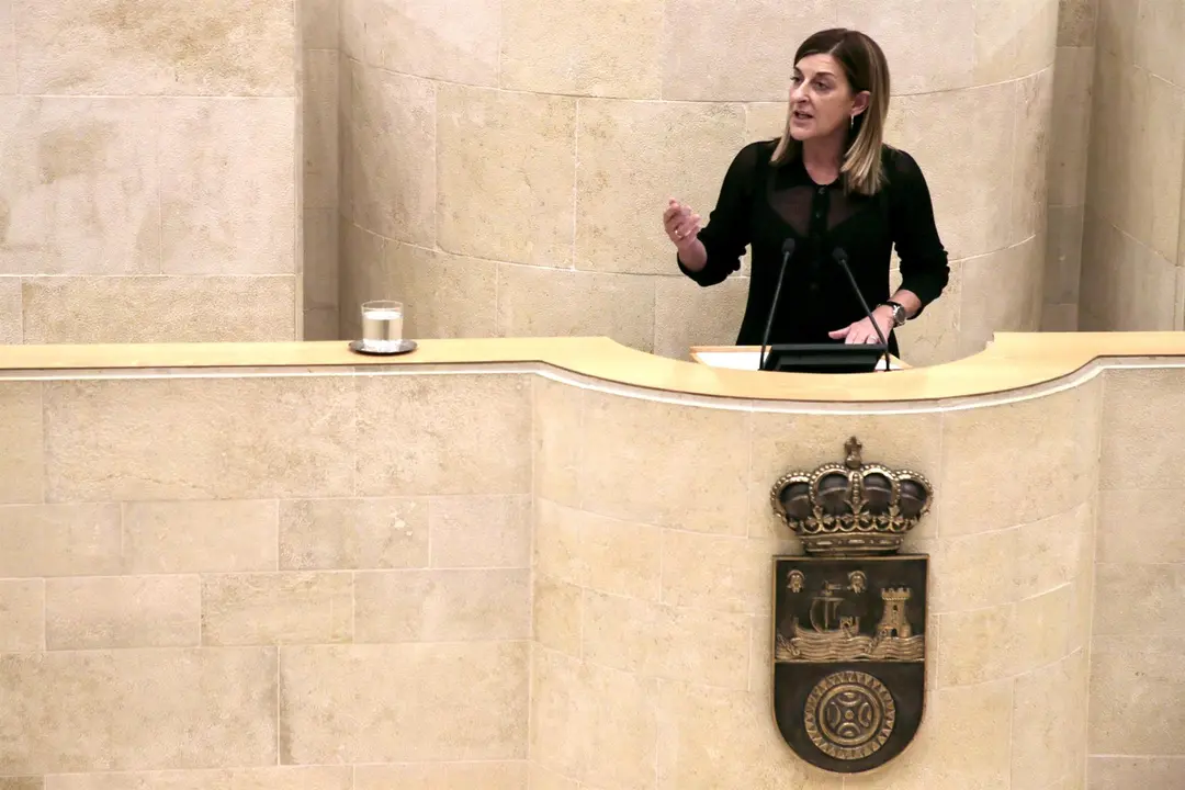 La presidenta de Cantabria, María José Sáenz de Buruaga, este lunes en la sesión plenaria
