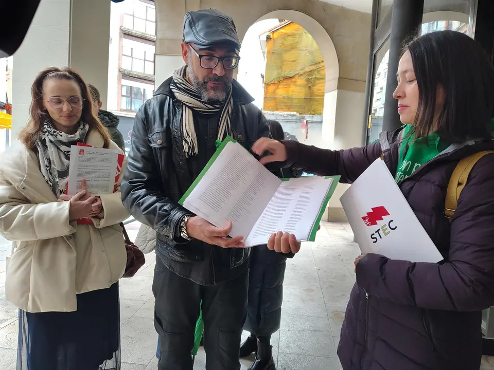 Representantes de la Junta de Personal Docente momentos antes de registrar las firmas