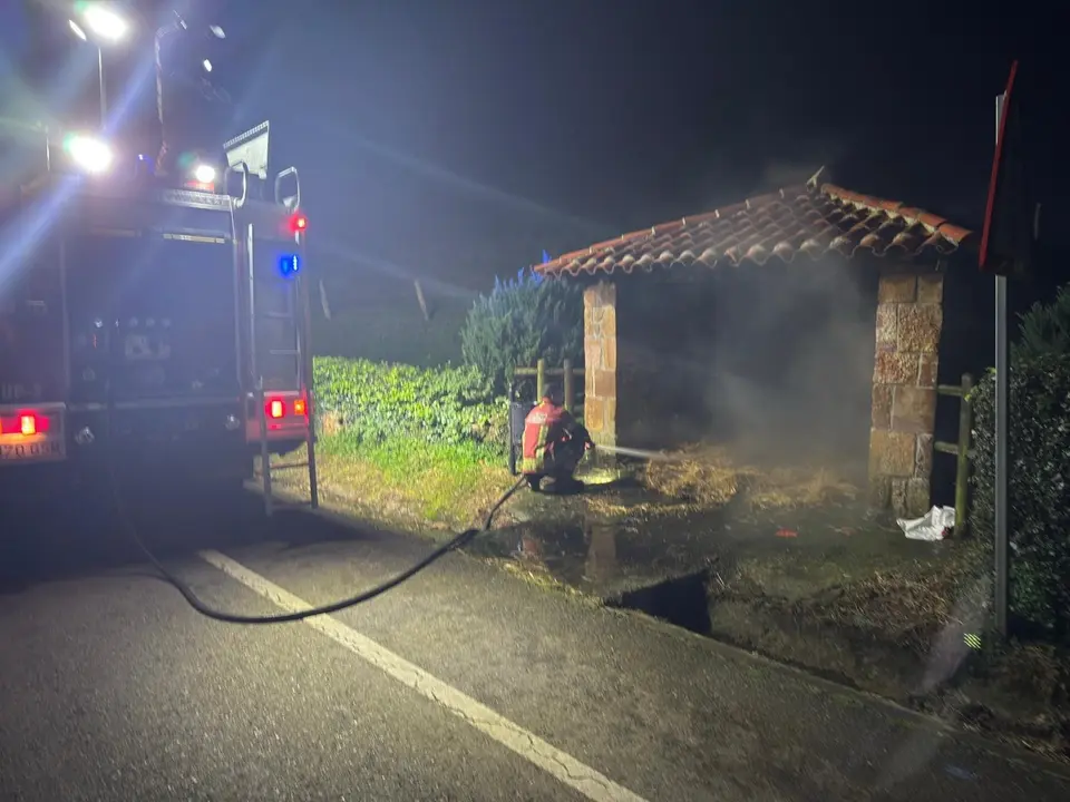 Bomberos sofocan las llamas en el humilladero de Oreña