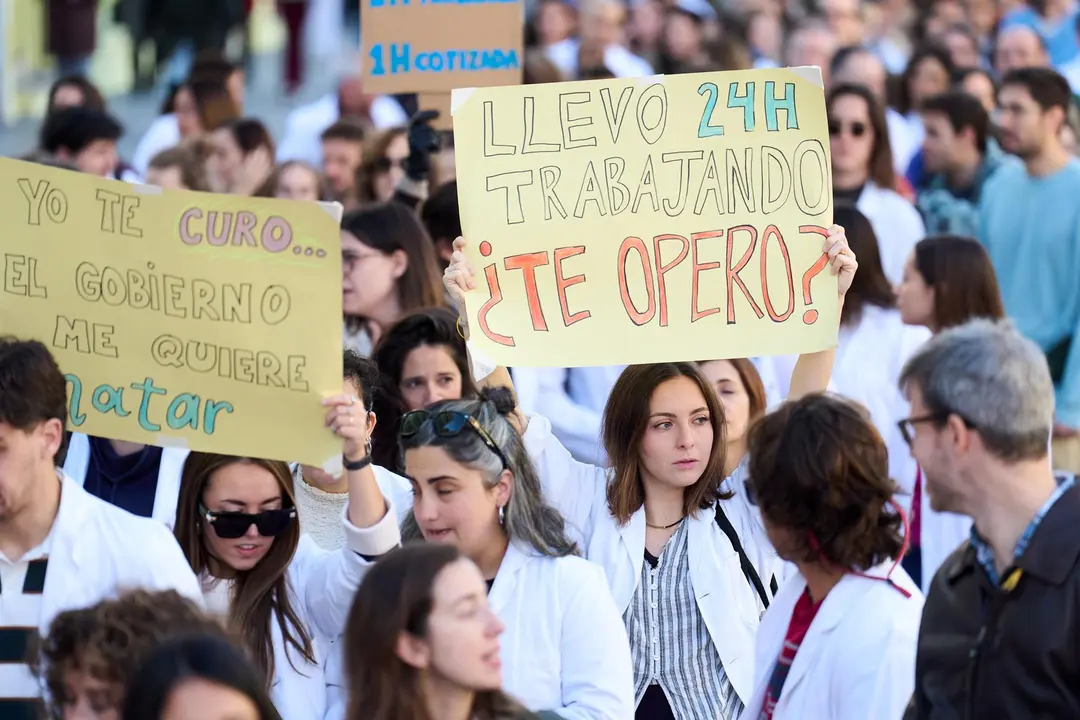 Decenas de médicos durante una concentración convocada por el Sindicato Médico contra el Estatuto Marco propuesto por el Ministerio de Sanidad