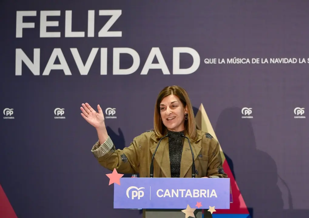 La presidenta del PP y de Cantabria, María José Sáenz de Buruaga, en la comida de Navidad del partido