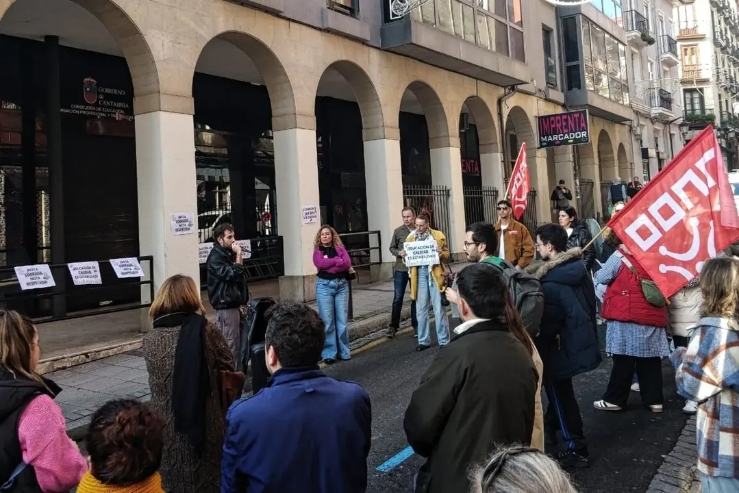 Medio centenar de docentes se concentra frente a Educación contra los cambios en las Oposiciones 2026 y la interinidad