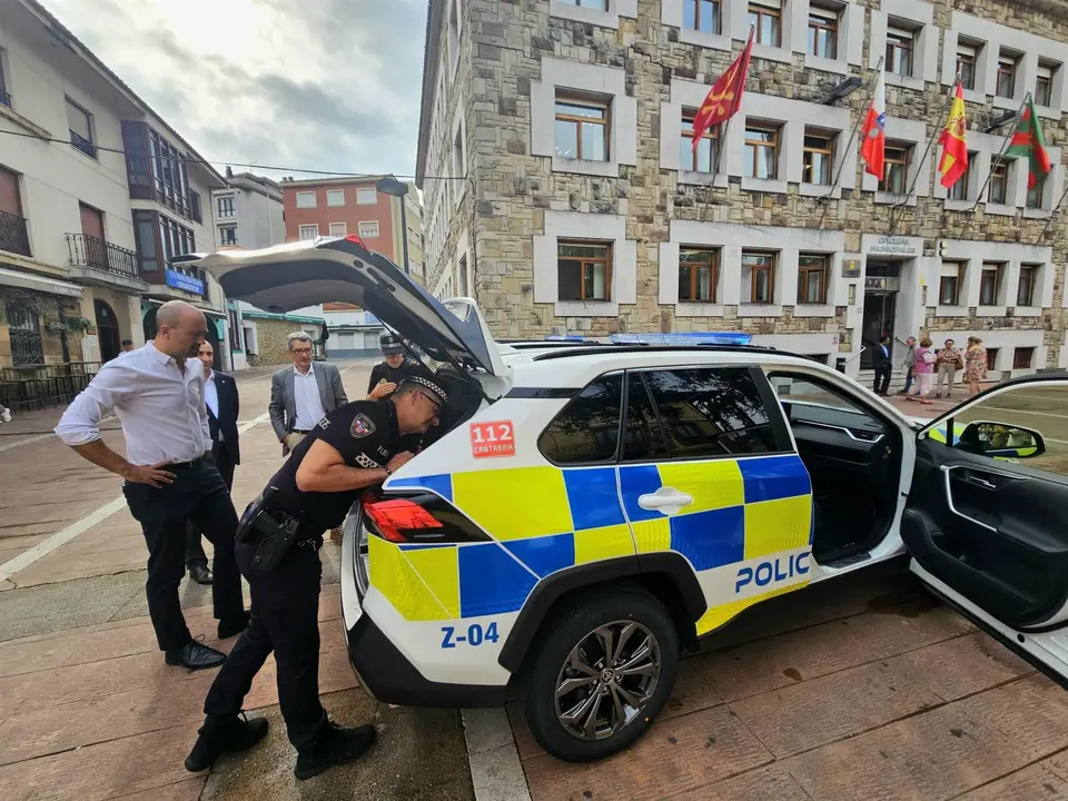 El alcalde, Javier López Estrada, junto a un vehículo de la Policía Local de Torrelavega en foto de archivo