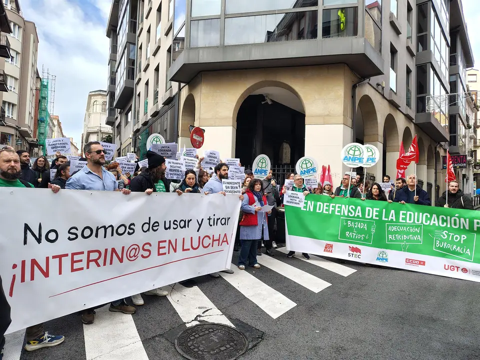 Cerca de medio centenar de docentes protestan en la Consejería por unas oposiciones %22justas y de calidad%22