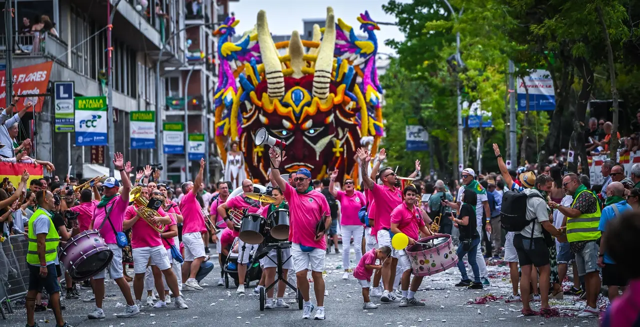 Varias personas durante la 114 edición de la Batalla de Flores de Laredo