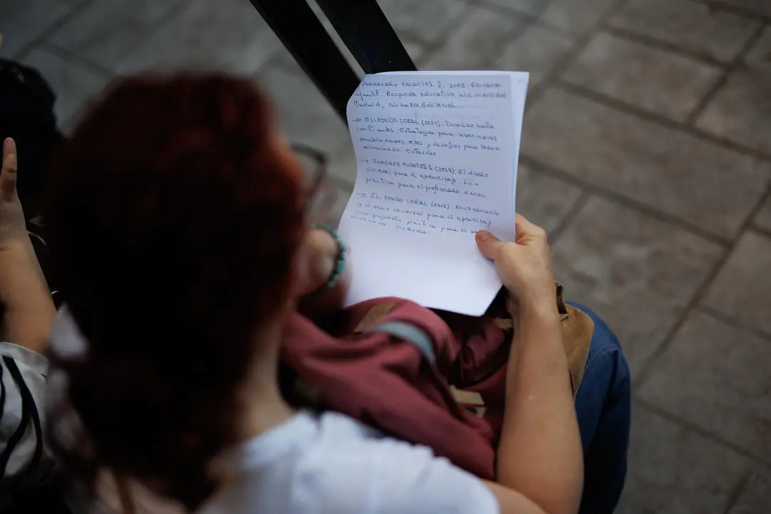 Una persona repasa antes del comienzo de las pruebas para las oposiciones de maestro