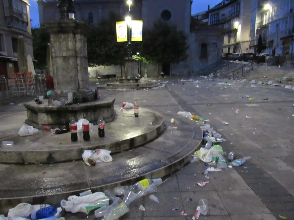 Restos de botellón en la Plaza Cañadío de Santander