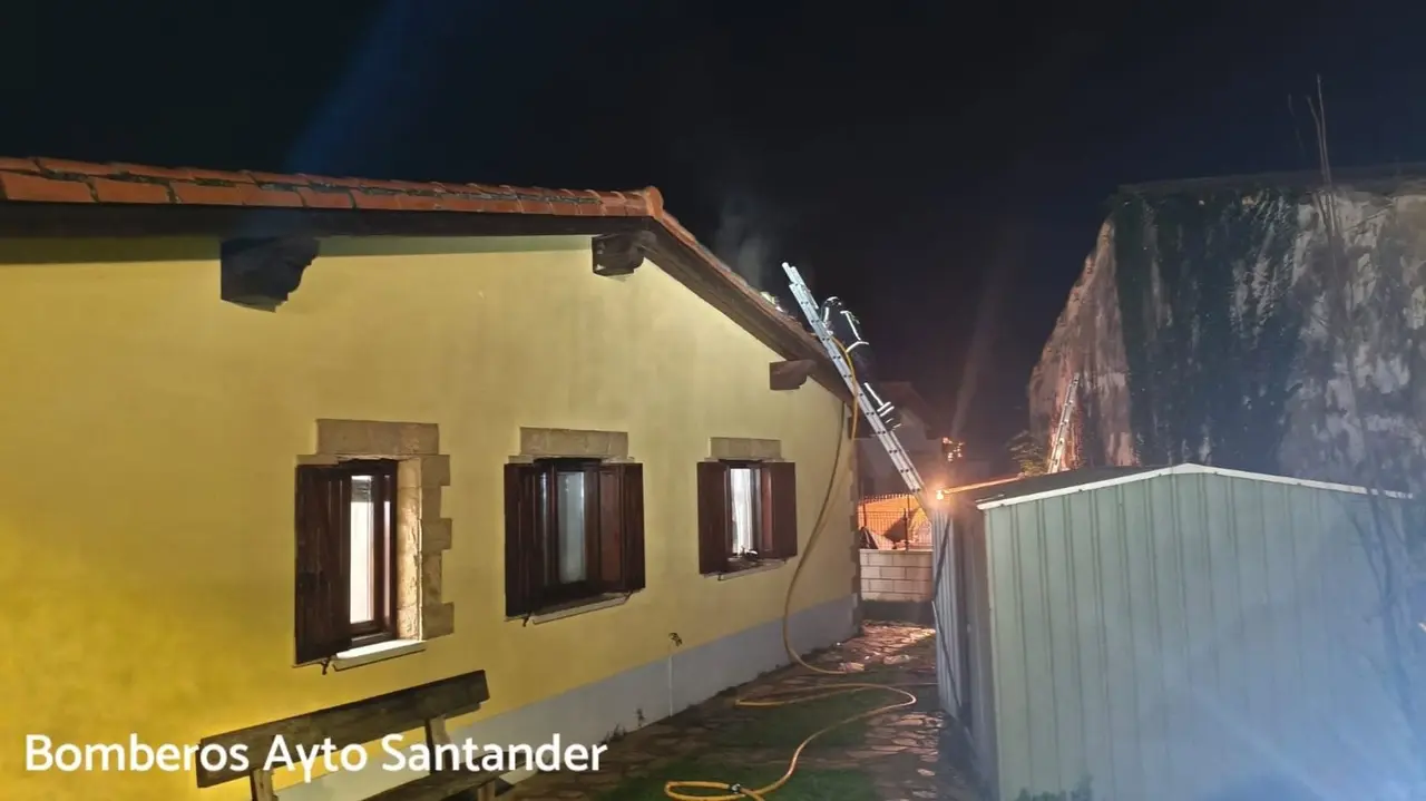 Bomberos sofocan un incendio en una vivienda de Entrambasaguas