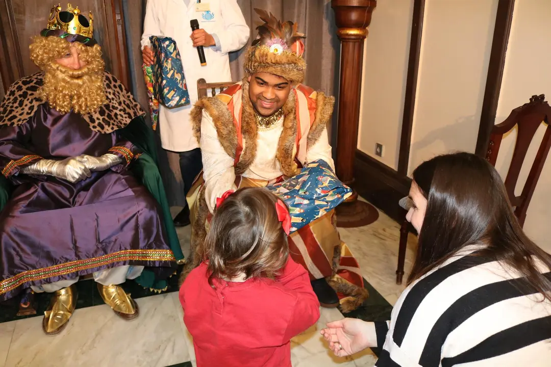 Los Reyes Magos llevan obsequios a todos los pacientes de Santa Clotilde