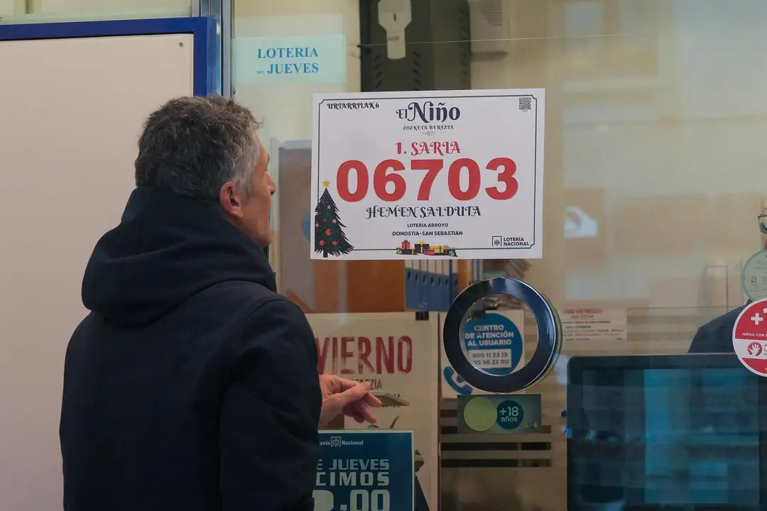 Administración de lotería agraciada con el &lsquo;Primer Premio&rsquo; del Sorteo Extraordinario de El Niño 2026 correspondiente al número 06703, celebran su suerte en la administración de San Sebastián, a 6 de enero de 2026