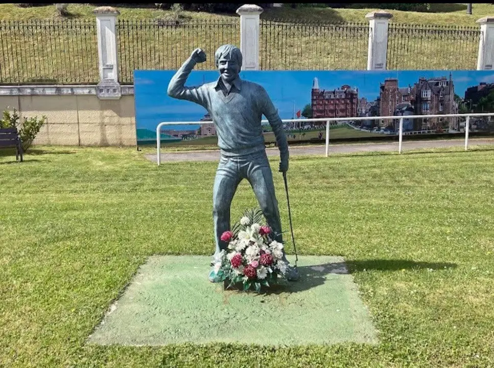 Estatua en honor del golfista Severiano Ballesteros en Pedreña