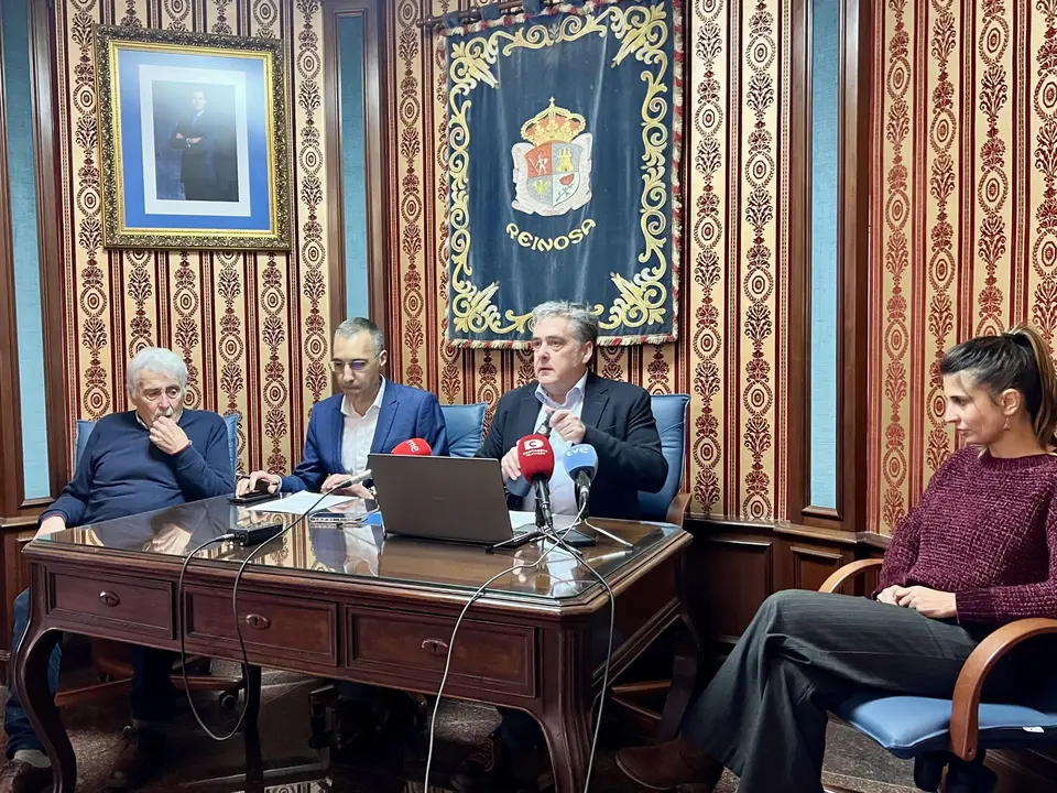 El alcalde de Reinosa, José Luis López Vielba, junto a los concejales del equipo de Gobierno del PP