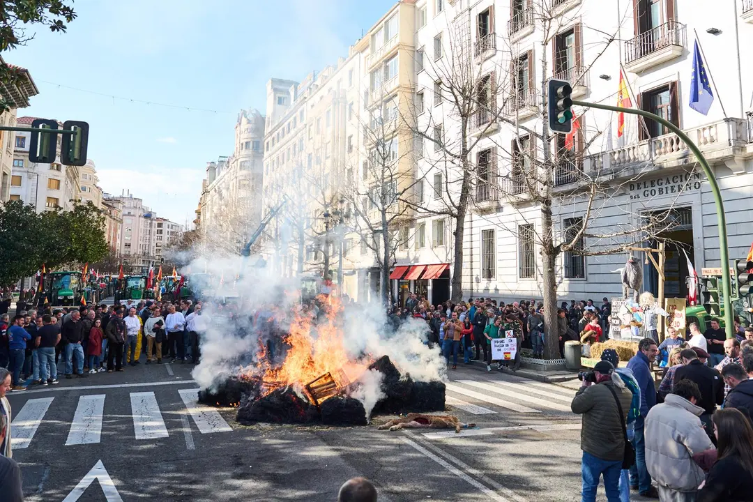 Fogata a las puertas de la Delegación del Gobierno durante la tractorada en Santander