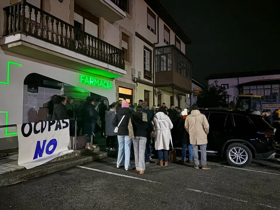 Vecinos de Solórzano se concentran contra la 'okupación' de un piso en la localidad