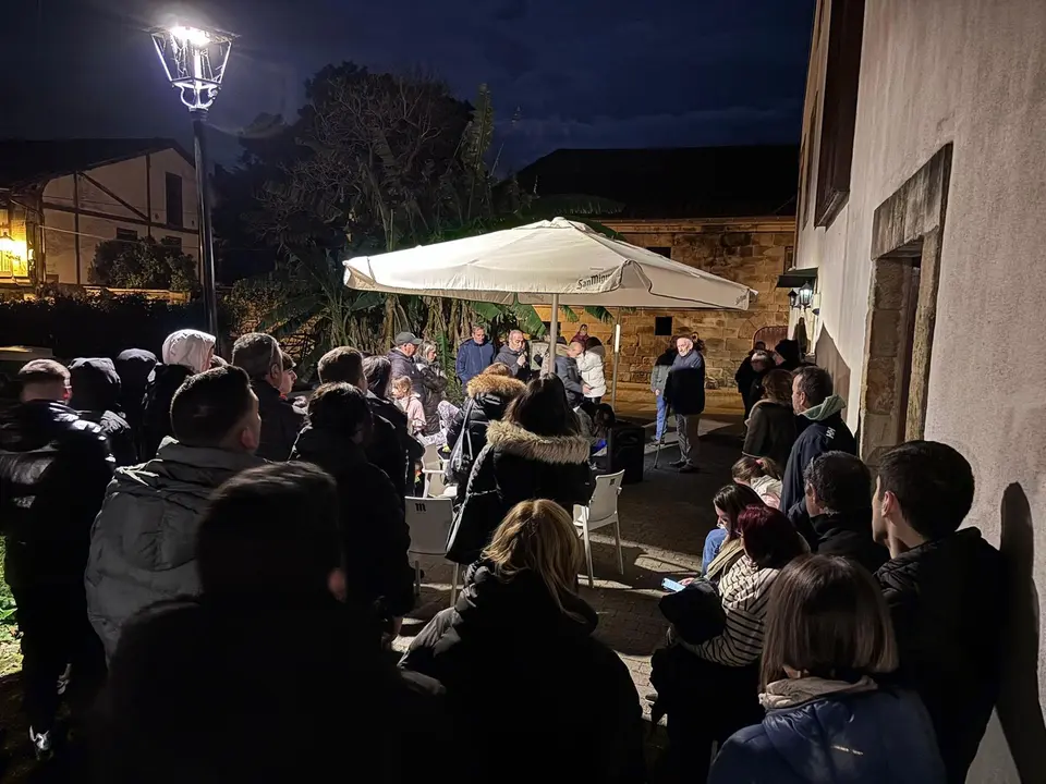 Más de un centenar de vecinos de Cartes se reúne frente al edificio adquirido por el Gobierno