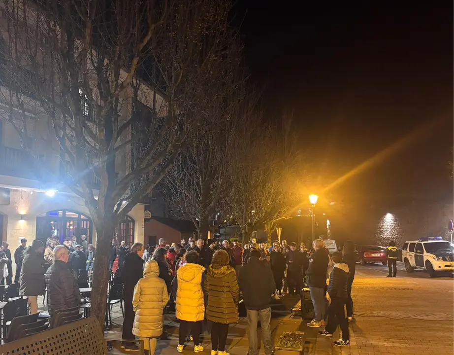 Un centenar de vecinos de Cartes se concentran contra el centro de menores