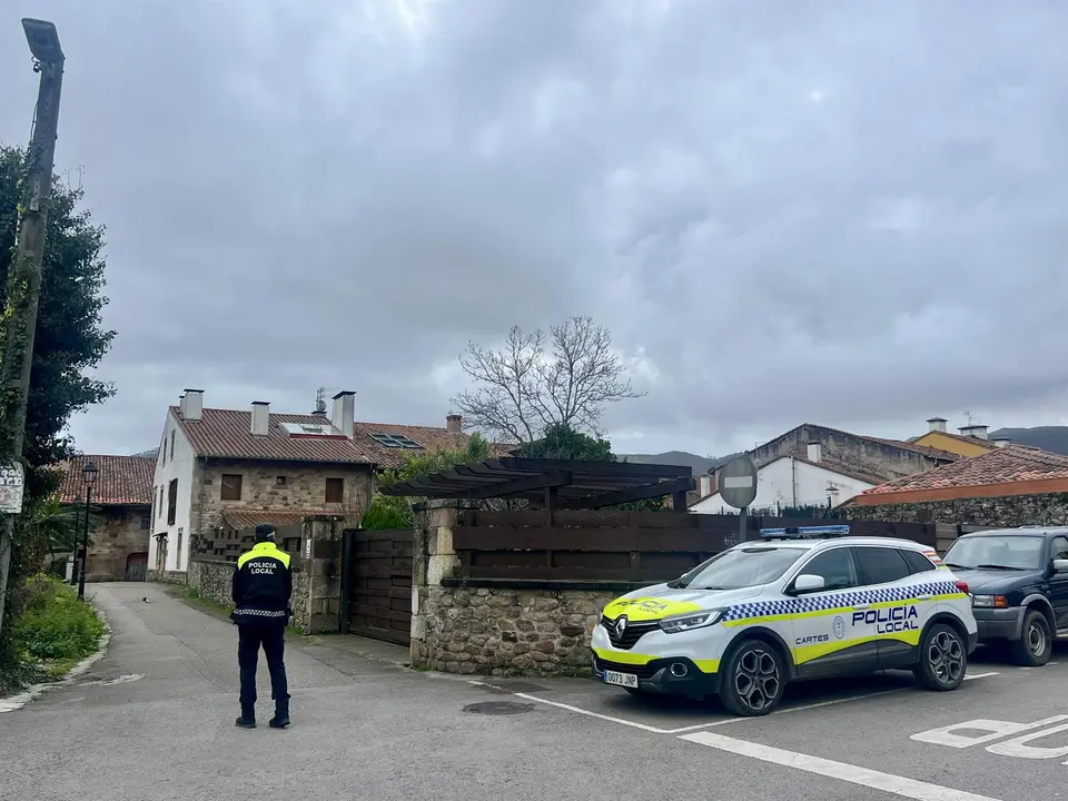 Un agente de Policía Local en la zona de la vivienda