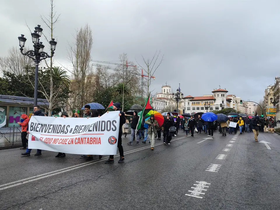 Más de un centenar de personas recorre Santander para dar la bienvenida a Cantabria a los menores migrantes