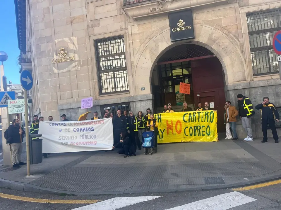 Concentración de trabajadores de Correos en Torrelavega
