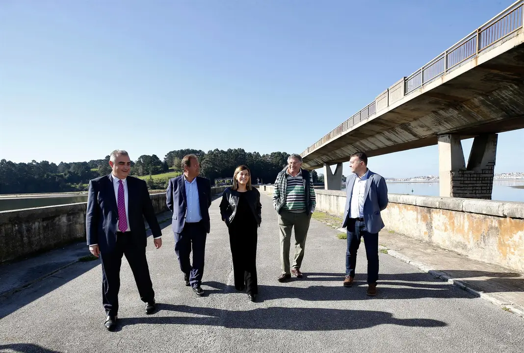 La presidenta de Cantabria, María José Sáenz de Buruaga, entre otras autoridades, en el acto de primera piedra de las obras del Puente de Somo