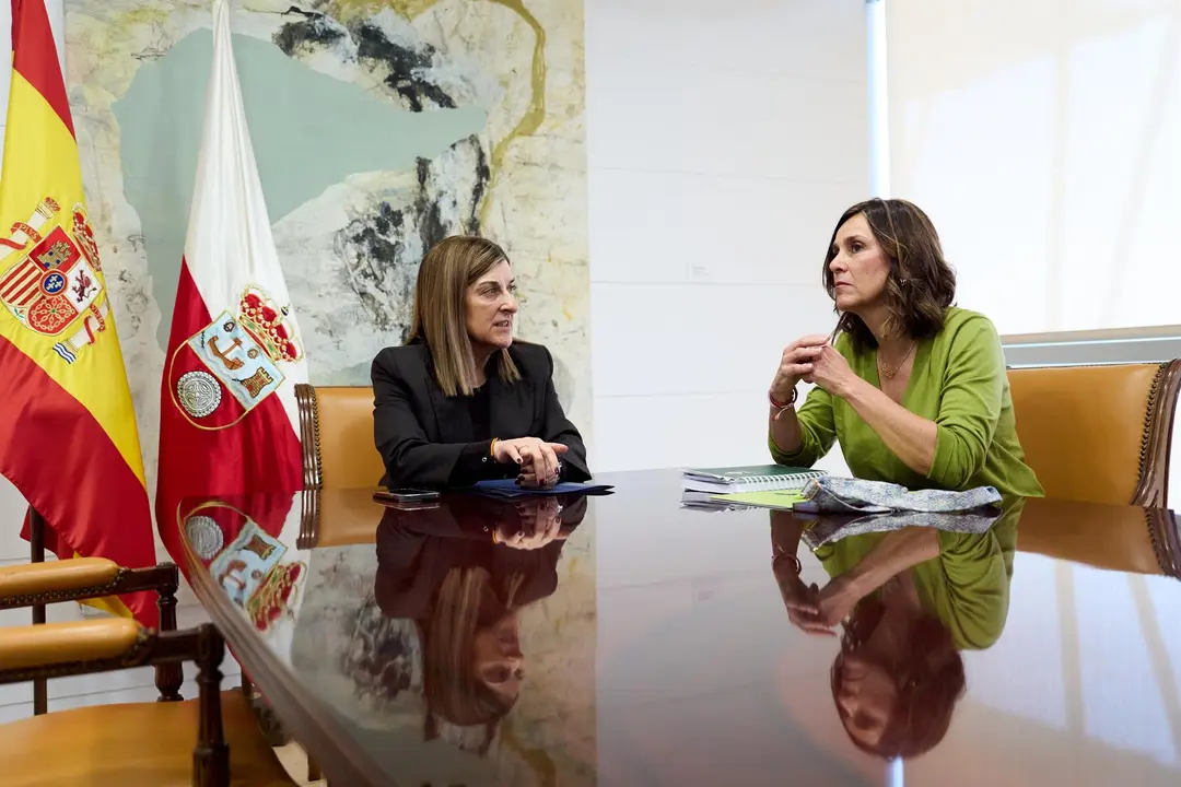 La presidenta de Cantabria, María José Sáenz de Buruaga (i), y la candidata del PRC, Paula Fernández (d)