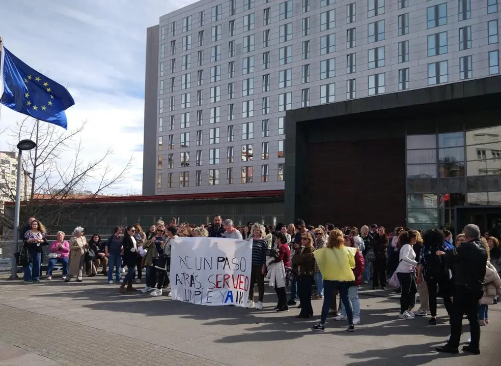 Un centenar de limpiadoras de Valdecilla se concentra contra la adjudicataria por la %22sobrecarga%22 del servicio