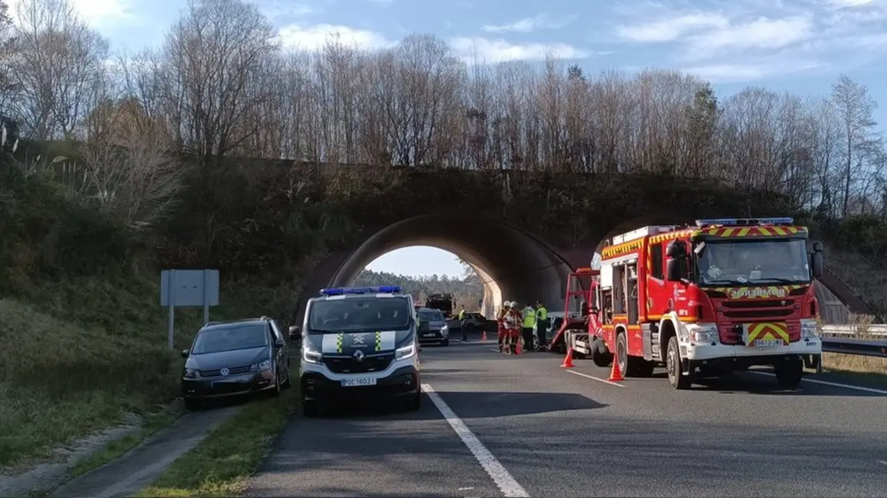 Cuatro heridos en el choque de tres vehículos en la A-8 en Valdáliga