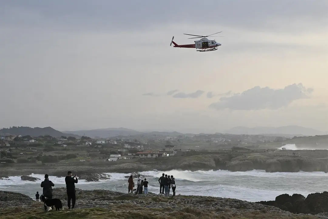 Equipos de rescate trabajan en el lugar de los hechos