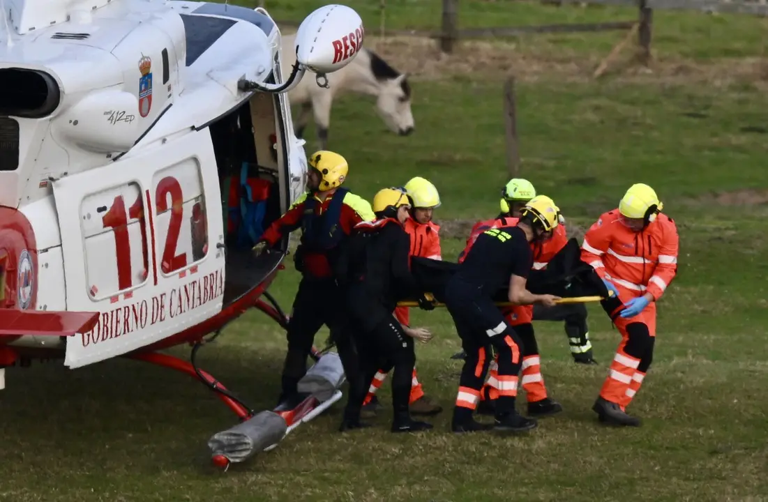 Equipos de rescate trabajan en el lugar de los hechos
