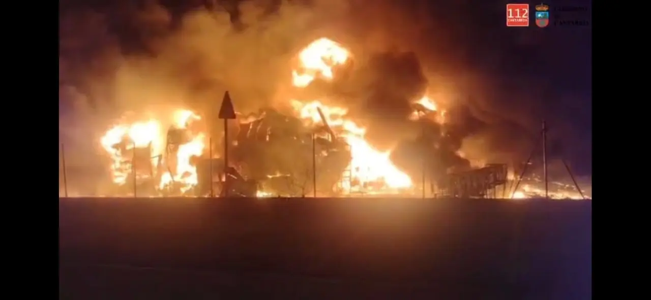 Gobierno recomienda cerrar puertas y ventanas por el incendio de Los Tánagos y mascarilla para grupos de riesgo