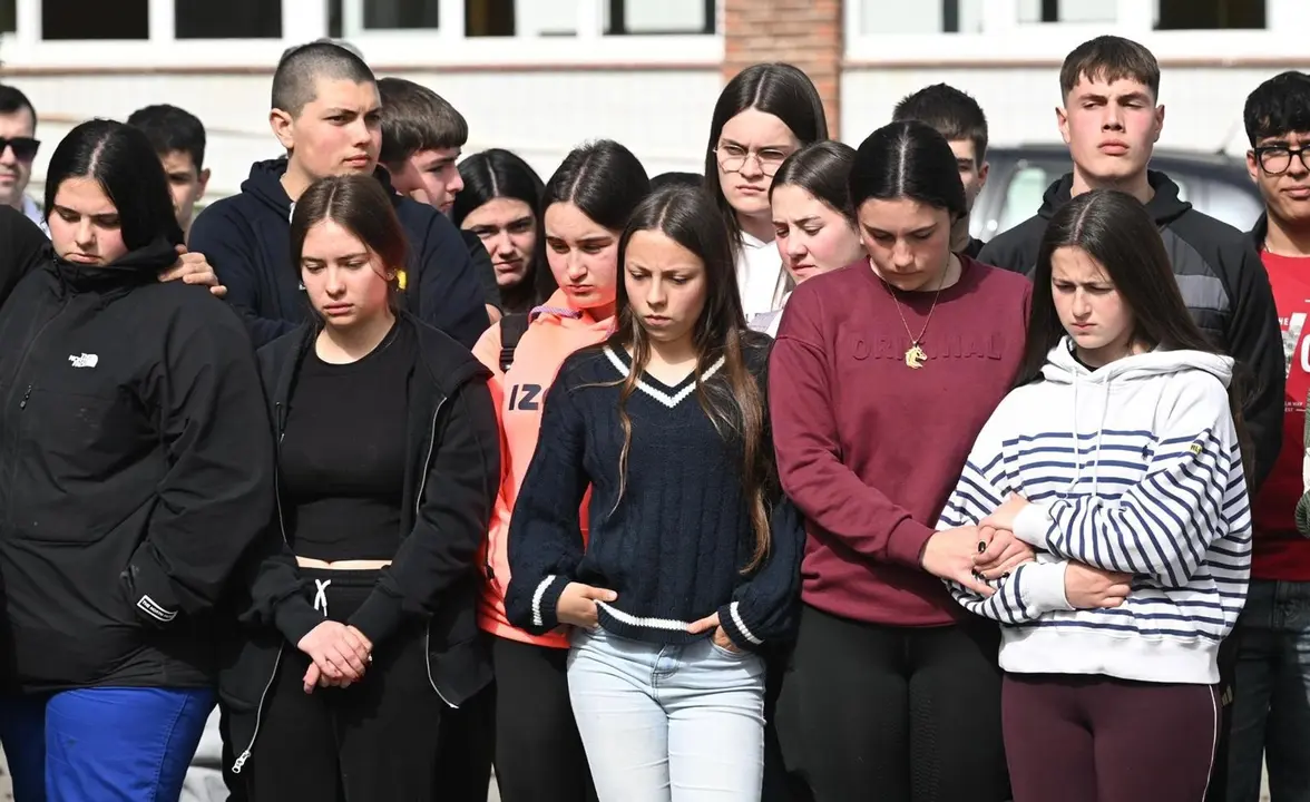 Los alumnos y los profesores del CIFP y del IES La Granja de Heras guardan un minuto de silencio