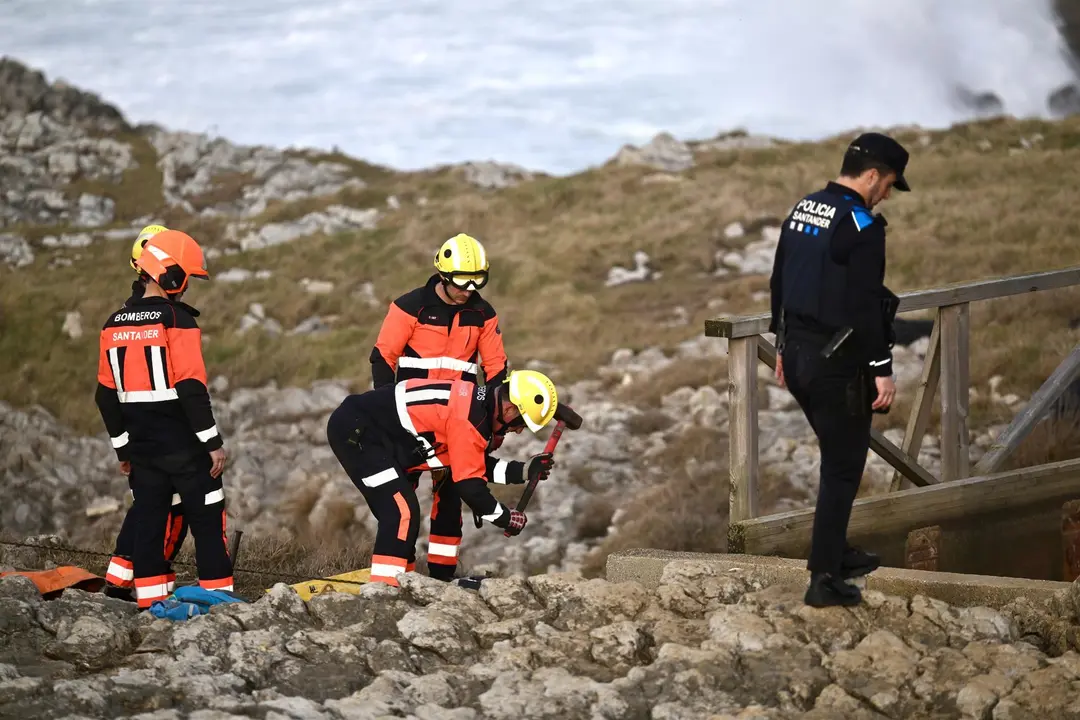 Equipos de rescate tras el colapso de la pasarela de El Bocal