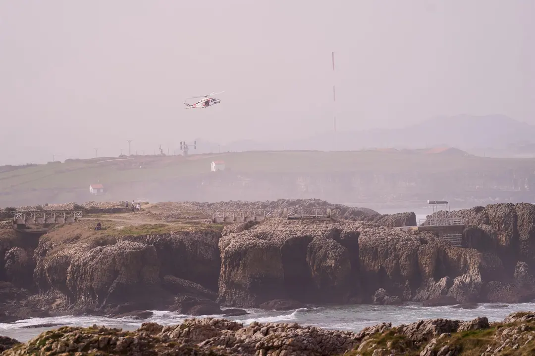 Equipos de rescate y servicios de emergencias trabajan en el lugar de los hechos, la playa de El Bocal