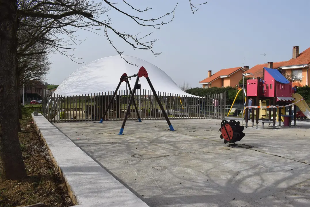 Pielágos prevé reabrir el próximo fin de semana el primer parque infantil cubierto del municipio