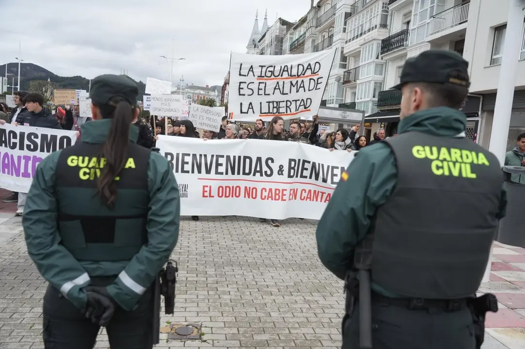 Tensión en Castro por la coincidencia de las manifestaciones a favor y en contra del centro de acogida de menores