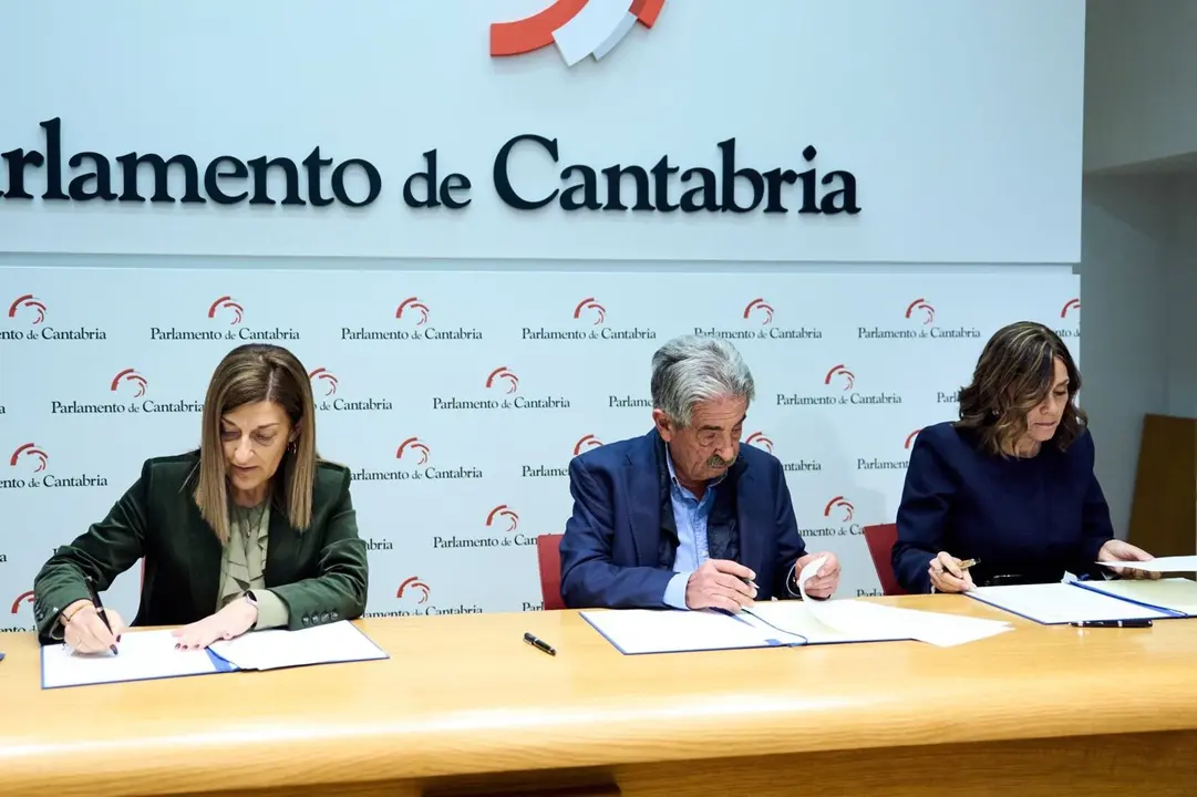 María José Sáenz de Buruaga, Miguel Ángel Revilla y Paula Fernández firman el acuerdo entre PP y PRC para los presupuestos de 2026