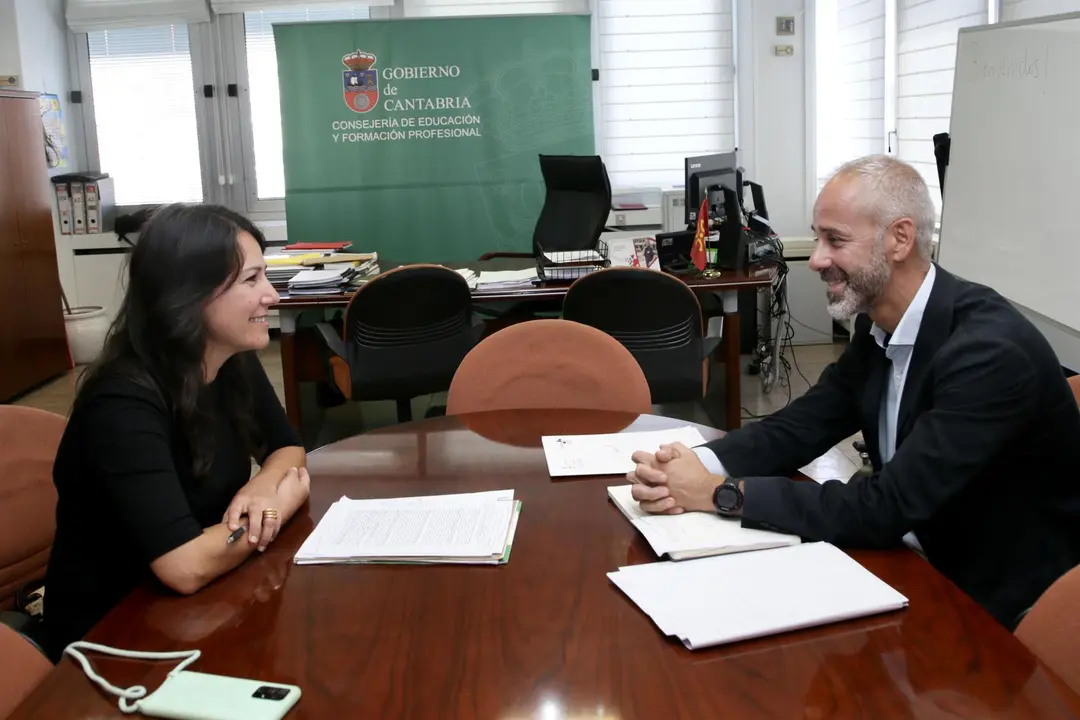 El consejero de Educación, Sergio Silva, y la presidenta de la Junta de Personal Docente, Rus Trueba